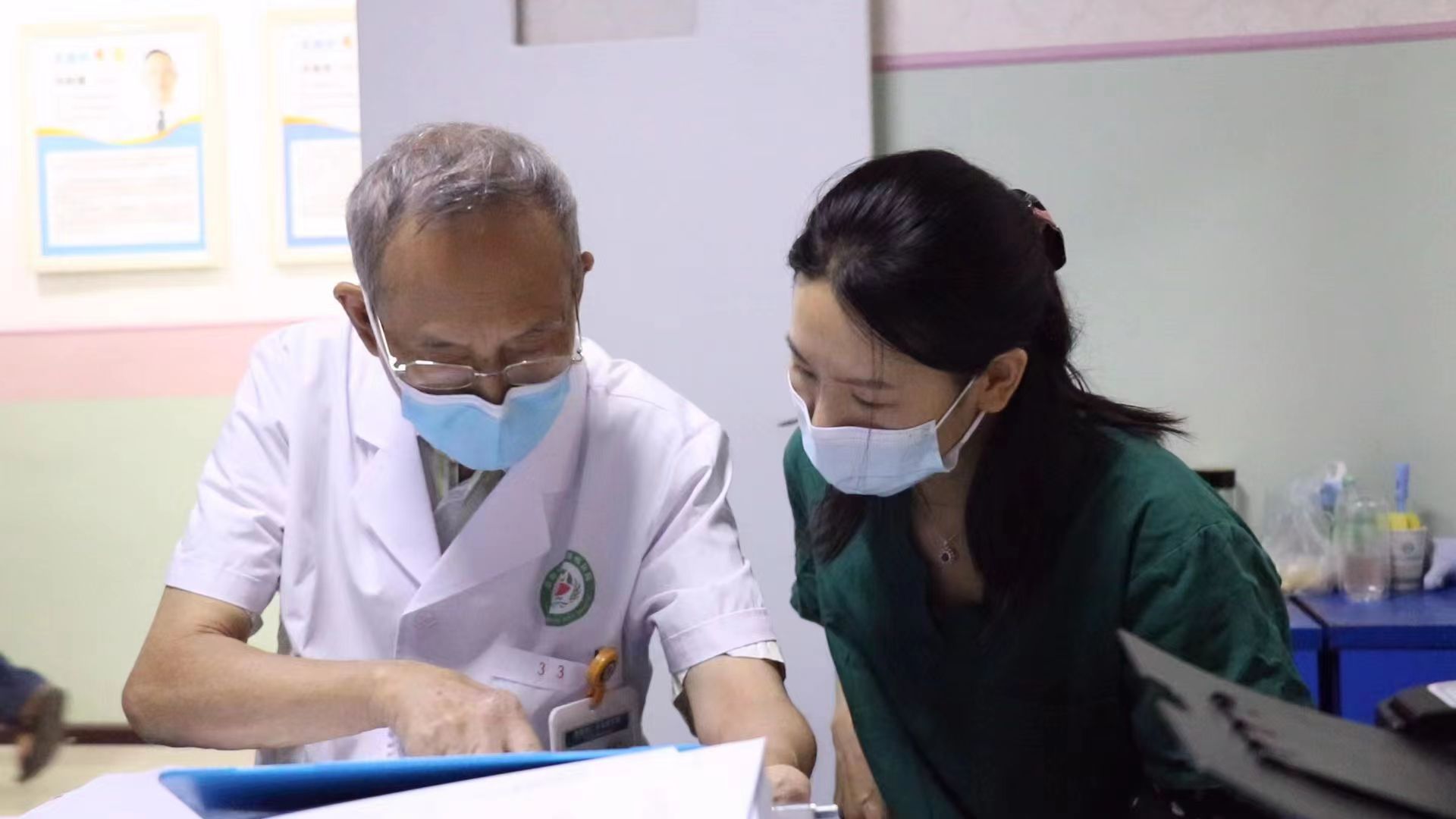老人患上了旋转性晕眩耳石症，怎么办？铭仁教你一招搞定(图4)
